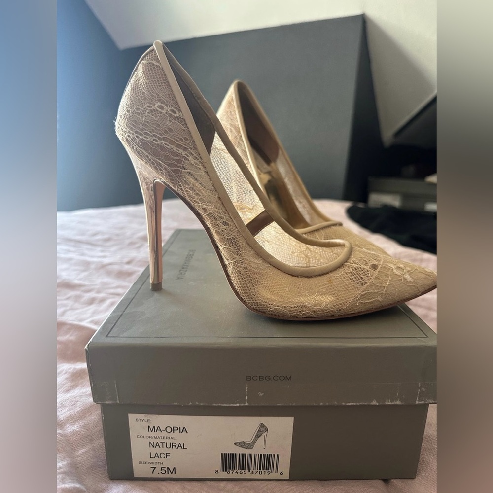 BCBGMAXAZRIA lace heels with box.
Size: 7.5
Color: natural Lace